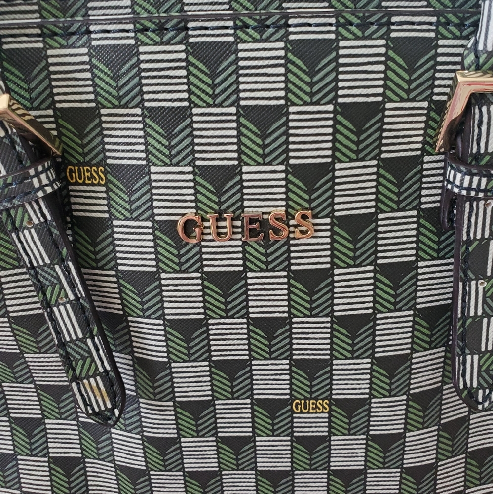 Guess - Picture 8 of 8
